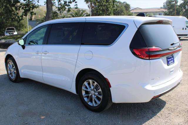 2026 Chrysler Pacifica Select AWD