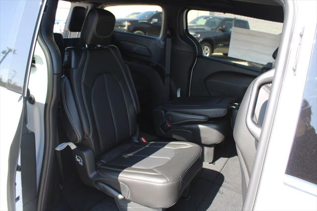 2026 Chrysler Pacifica Select AWD