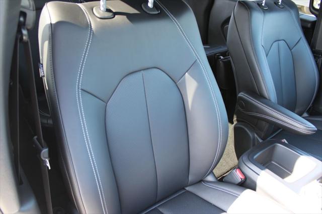 2026 Chrysler Pacifica Select AWD