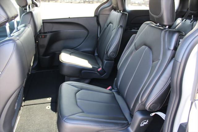 2026 Chrysler Pacifica Select AWD