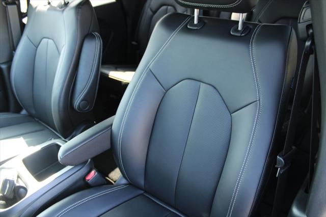 2026 Chrysler Pacifica Select AWD