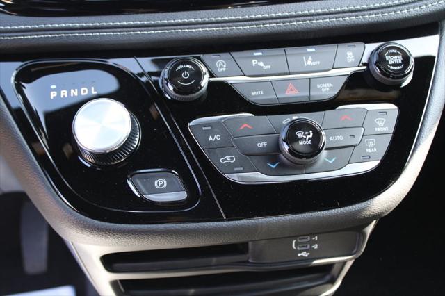2026 Chrysler Pacifica Select AWD