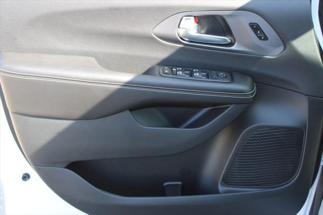 2026 Chrysler Pacifica Select AWD