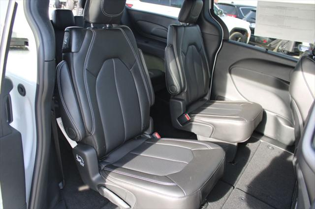 2026 Chrysler Pacifica Select AWD
