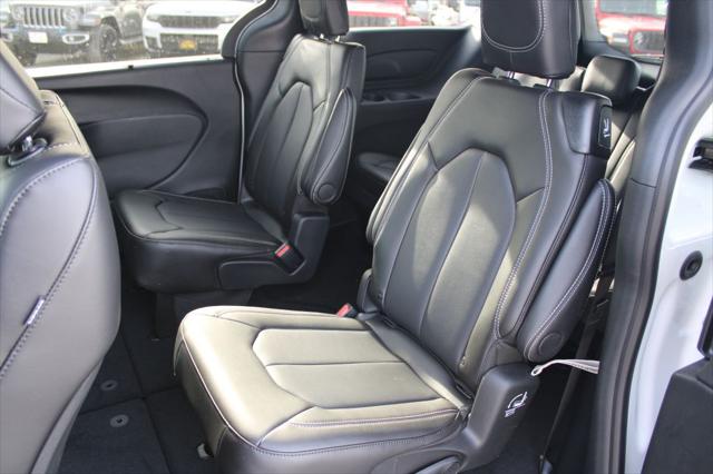 2026 Chrysler Pacifica Select AWD