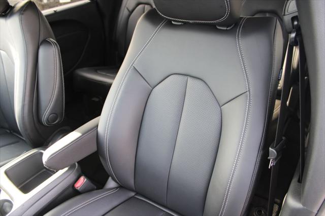 2026 Chrysler Pacifica Select AWD