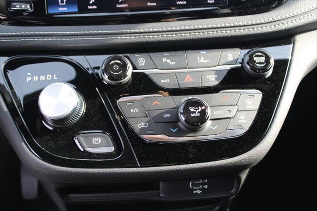 2026 Chrysler Pacifica Select AWD