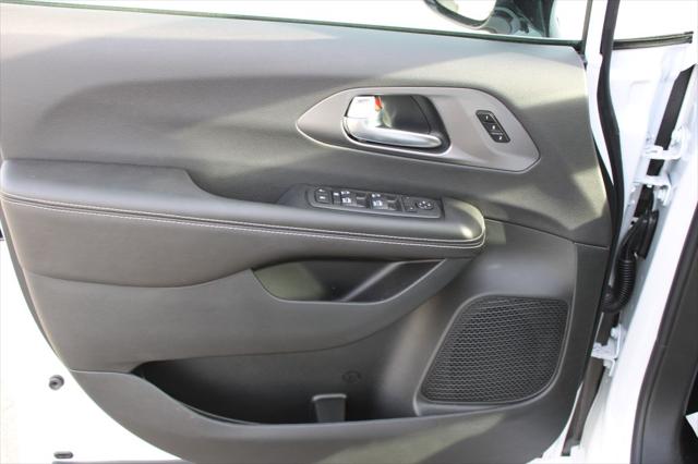 2026 Chrysler Pacifica Select AWD