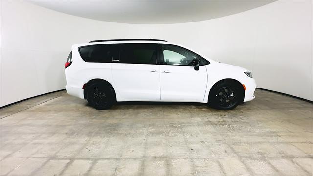 2025 Chrysler Pacifica Hybrid Premiuim S Appearance Package