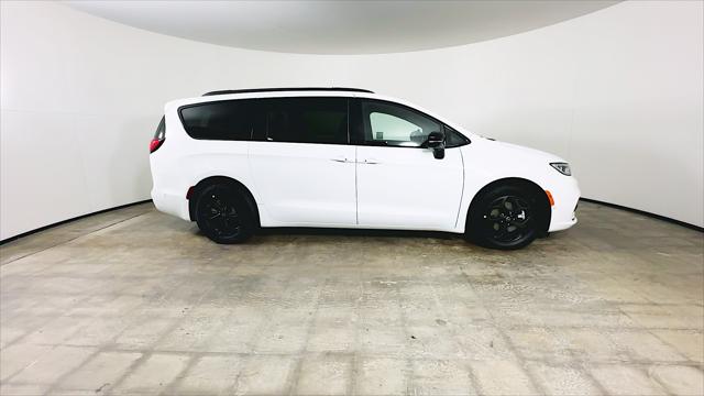2025 Chrysler Pacifica Hybrid Premiuim S Appearance Package