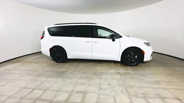 2025 Chrysler Pacifica Hybrid Premiuim S Appearance Package