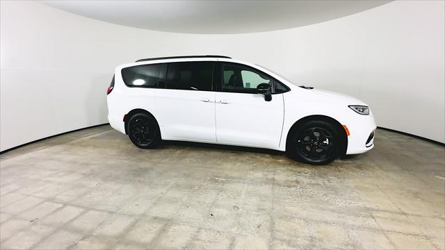 2025 Chrysler Pacifica Hybrid Premiuim S Appearance Package