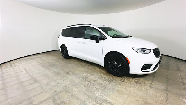 2025 Chrysler Pacifica Hybrid Premiuim S Appearance Package