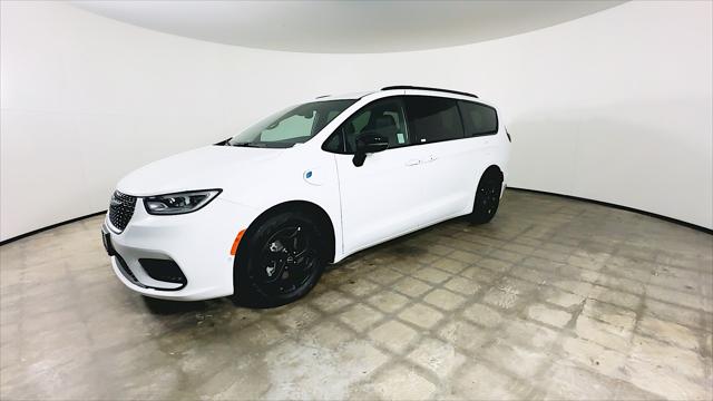 2025 Chrysler Pacifica Hybrid Premiuim S Appearance Package