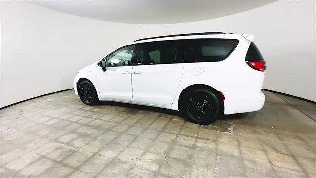 2025 Chrysler Pacifica Hybrid Premiuim S Appearance Package