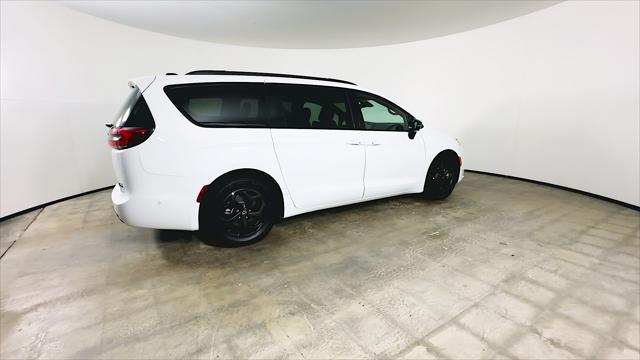 2025 Chrysler Pacifica Hybrid Premiuim S Appearance Package