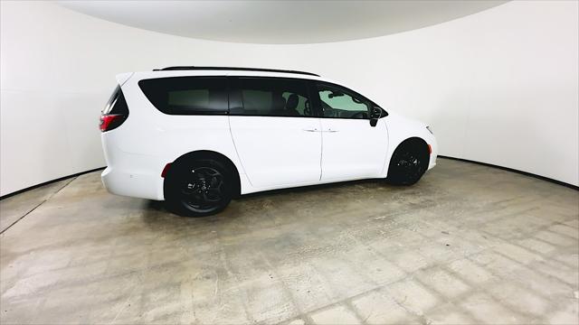 2025 Chrysler Pacifica Hybrid Premiuim S Appearance Package