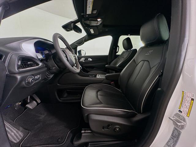 2025 Chrysler Pacifica Hybrid Premiuim S Appearance Package