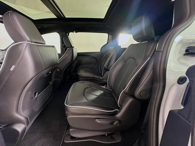 2025 Chrysler Pacifica Hybrid Premiuim S Appearance Package