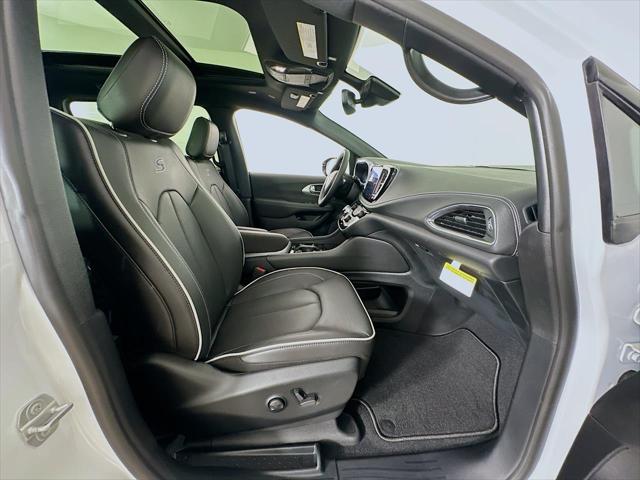 2025 Chrysler Pacifica Hybrid Premiuim S Appearance Package