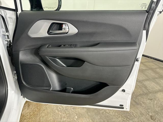 2025 Chrysler Pacifica Hybrid Premiuim S Appearance Package