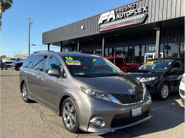 2016 Toyota Sienna SE 8 Passenger for sale in Fresno, CA