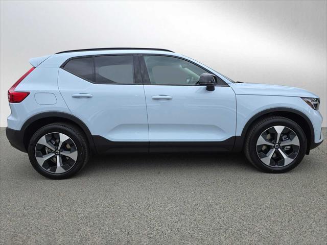 2026 Volvo XC40 Plus, B5 AWD Gas (mild hybrid), Dark