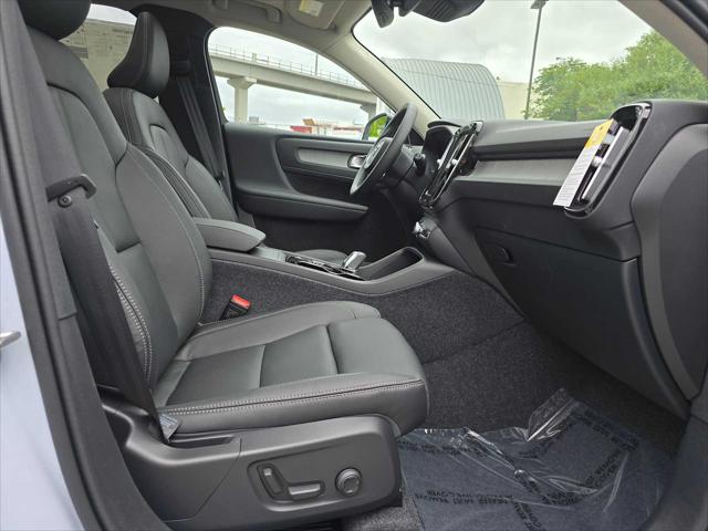2026 Volvo XC40 Plus, B5 AWD Gas (mild hybrid), Dark