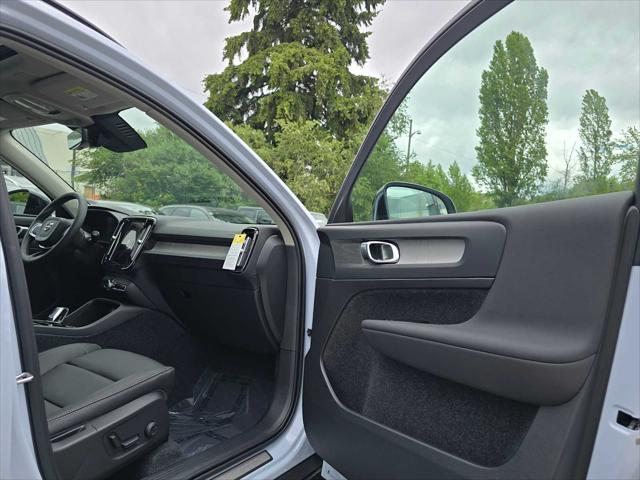 2026 Volvo XC40 Plus, B5 AWD Gas (mild hybrid), Dark