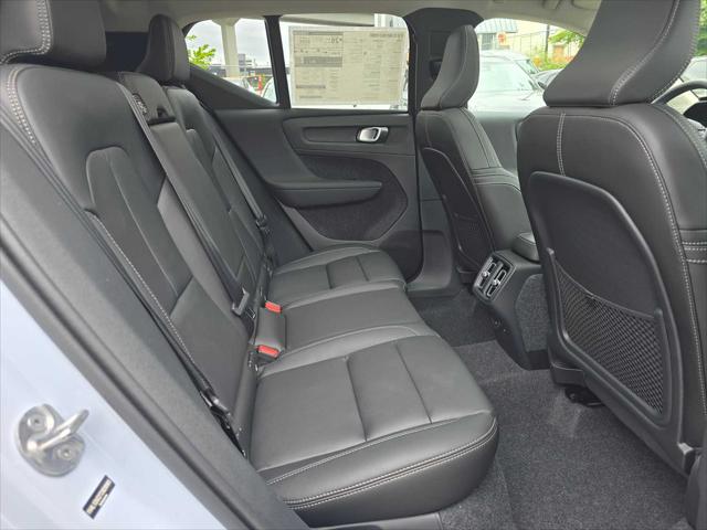 2026 Volvo XC40 Plus, B5 AWD Gas (mild hybrid), Dark