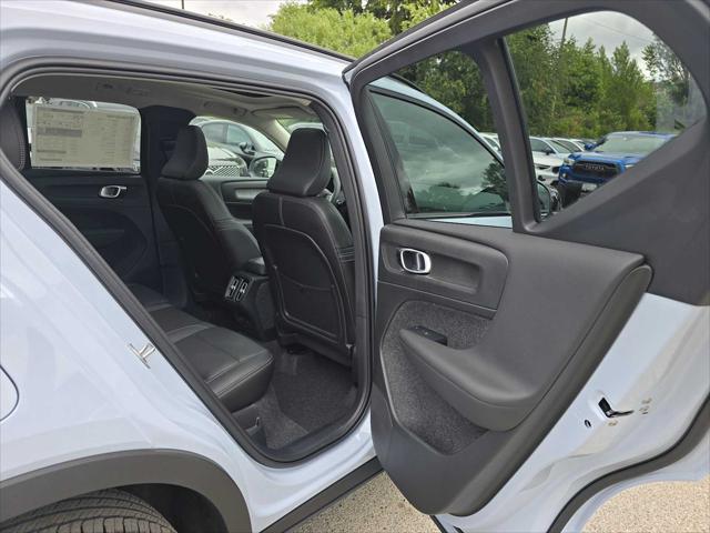 2026 Volvo XC40 Plus, B5 AWD Gas (mild hybrid), Dark