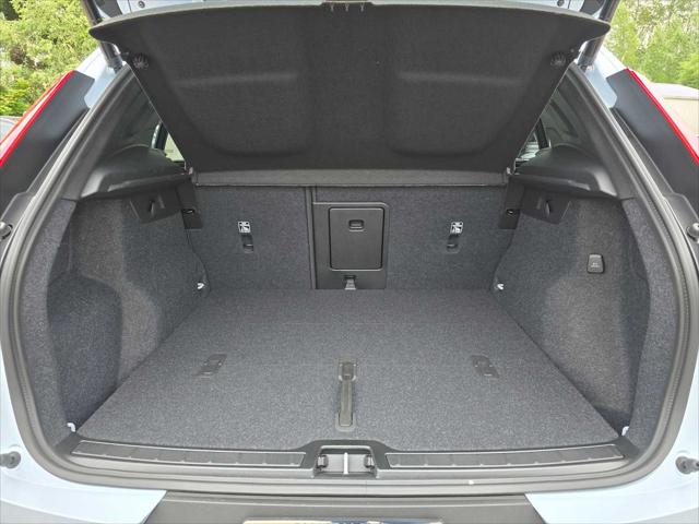 2026 Volvo XC40 Plus, B5 AWD Gas (mild hybrid), Dark