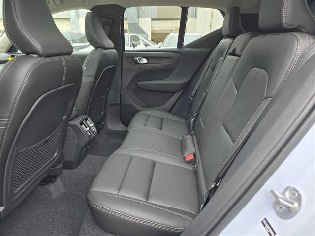 2026 Volvo XC40 Plus, B5 AWD Gas (mild hybrid), Dark
