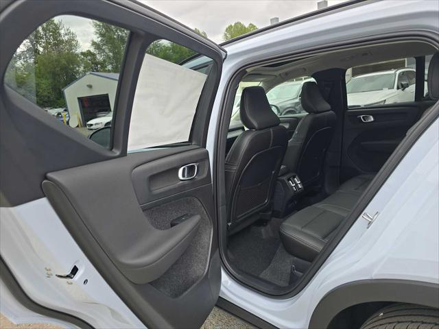 2026 Volvo XC40 Plus, B5 AWD Gas (mild hybrid), Dark