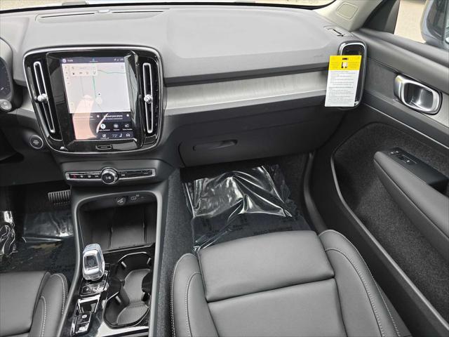 2026 Volvo XC40 Plus, B5 AWD Gas (mild hybrid), Dark