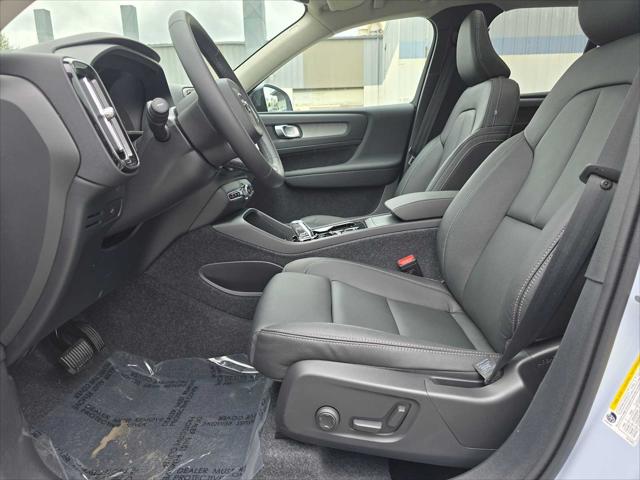 2026 Volvo XC40 Plus, B5 AWD Gas (mild hybrid), Dark