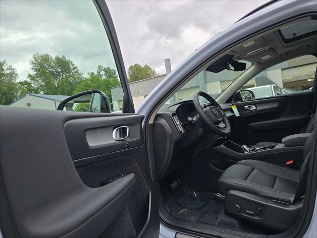 2026 Volvo XC40 Plus, B5 AWD Gas (mild hybrid), Dark