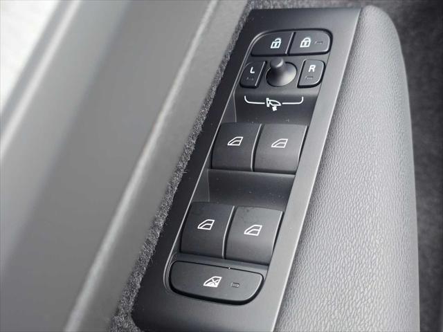 2026 Volvo XC40 Plus, B5 AWD Gas (mild hybrid), Dark