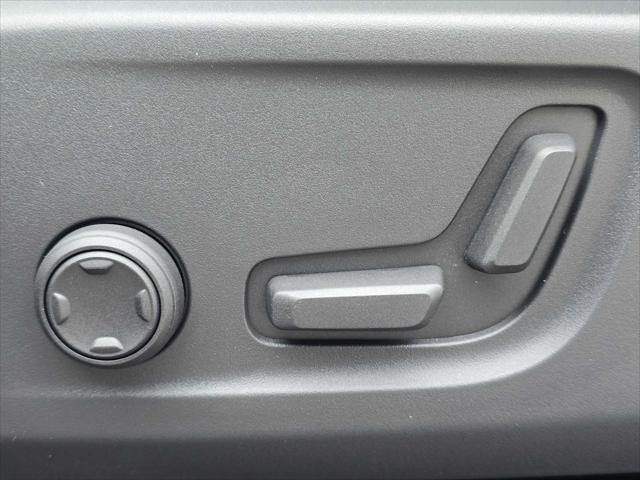 2026 Volvo XC40 Plus, B5 AWD Gas (mild hybrid), Dark