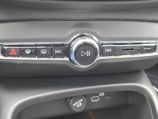 2026 Volvo XC40 Plus, B5 AWD Gas (mild hybrid), Dark