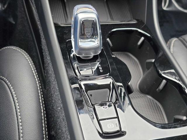 2026 Volvo XC40 Plus, B5 AWD Gas (mild hybrid), Dark