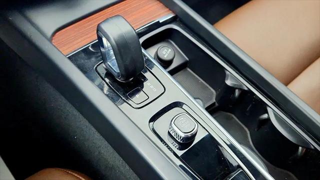 2023 Volvo XC60 B5 Plus Dark Theme