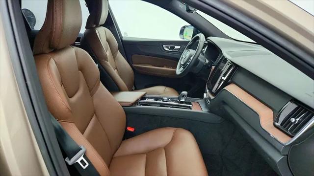 2023 Volvo XC60 B5 Plus Dark Theme