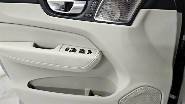 2024 Volvo XC60 B5 Ultimate Dark Theme