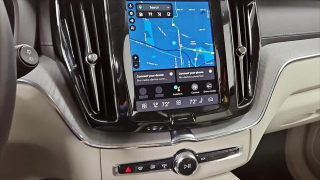 2024 Volvo XC60 B5 Ultimate Dark Theme