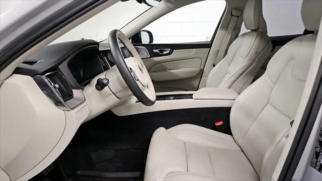2024 Volvo XC60 B5 Ultimate Dark Theme