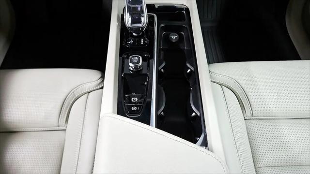 2024 Volvo XC60 B5 Ultimate Dark Theme