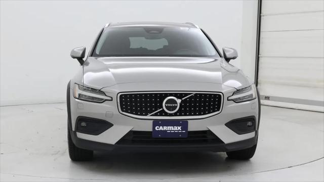 2025 Volvo V60 Cross Country Plus, B5 AWD Gas (mild hybrid)
