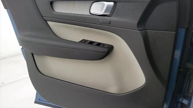 2023 Volvo XC40 B5 Plus Bright Theme