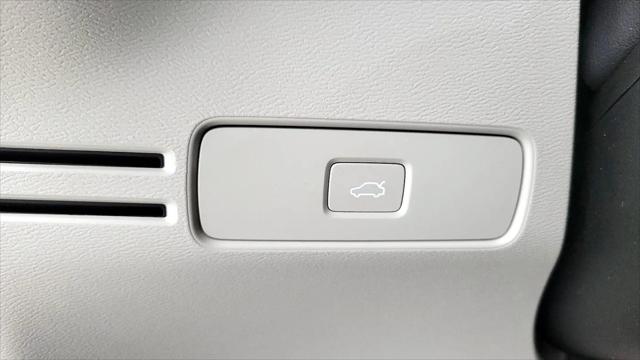 2023 Volvo XC40 B5 Plus Bright Theme